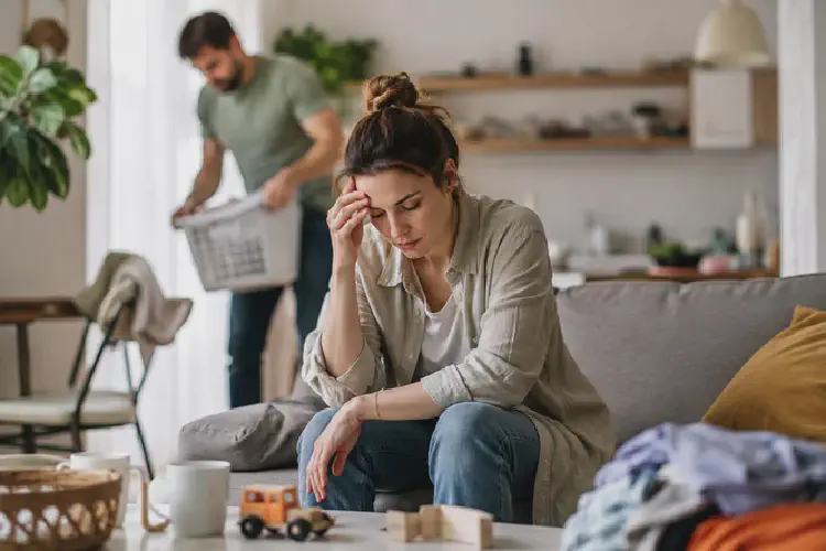 Partner pomaga tylko wtedy, gdy poproszę — dlaczego to nadal jest mental load?